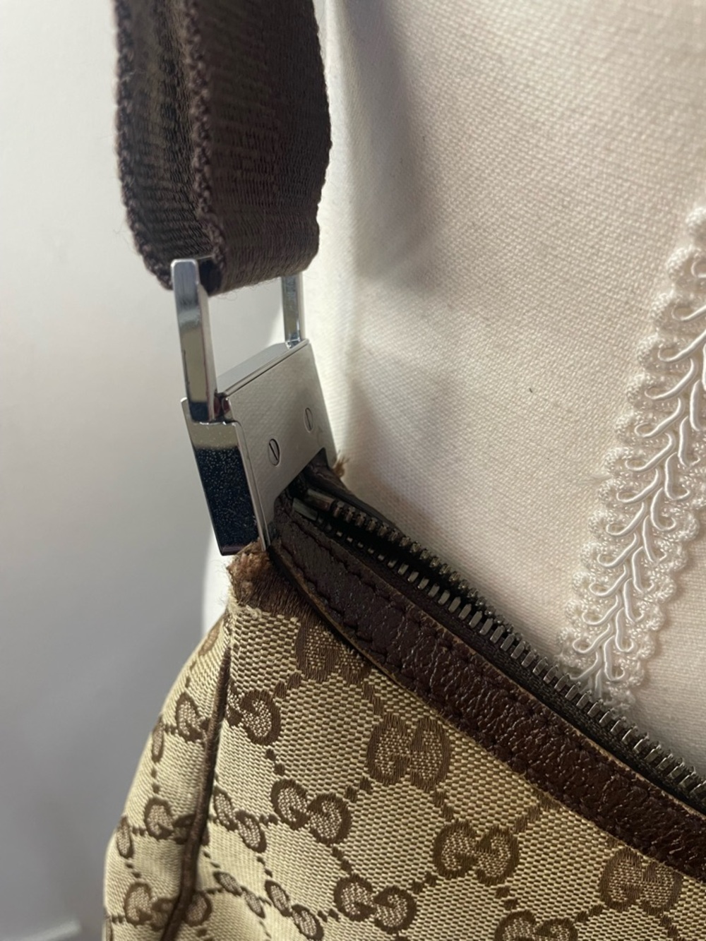 Authentic Gucci Beige GG Canvas Shoulder Bag with Black Strap - Picture 5 of 13